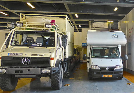 camper, grande, piccolo, taglia, veicolo, differenza, mezzi di trasporto, trasporto merci, magazzino, in casa, industria, responsabilità, lavoro, giorno, Solo uomini, persone, veicolo terrestre, modo di trasporto, veicolo a motore, camion, architettura, occupazione, costruzione, auto, struttura costruita, semi-camion, stazionario, veicolo terrestre commerciale, governo, città, 2K, CC0, dominio pubblico, privo di copyright