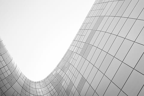 structural, lovitură, clădire, fotografie cu unghi inferior, gri, beton, Mare creștere, arhitectură, arc, fereastră, sticlă, construită, exteriorul clădirii, cer, vedere unghiulară joasă, oraș, cer senin, modern, nici o persoana, natură, birou, exteriorul clădirii de birouri, model, zi, sticlă - material, în aer liber, înalt - înalt, caracteristică arhitecturală, spațiu copie, zgârie-nori, imediat mai jos, 5K, CC0, domeniu public, fără drepturi de autor