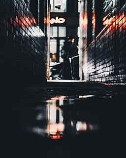 îngust, cărare, către, străzi, om, mers, lângă, coridor, reflecţie, reflectarea apei, baltă, cu toane, lumina slaba, arhitectură, oraș, exteriorul clădirii, construită, oameni adevărați, noapte, o persoana, stradă, apă, stiluri de viață, transport, iluminat, semn, umed, bărbați, în aer liber, ploaie, suprafață, 4K, CC0, domeniu public, fără drepturi de autor