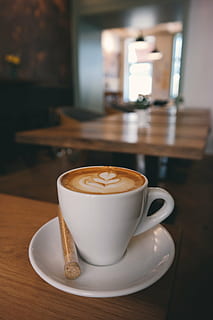 difuminar, descanso, desayuno, cafeína, capuchino, de cerca, café, vaso, beber, Café exprés, espuma, caliente, Leche, moca, jarra, platillo, mesa, madera, comida y bebida, café - bebida, refresco, taza de café, vajilla, bebida espumosa, naturaleza muerta, adentro, arte de la espuma, centrarse en primer plano, bebida caliente, frescura, nadie, latté, bebida sin alcohol, cafetería, 5K, CC0, dominio público, libre de derechos