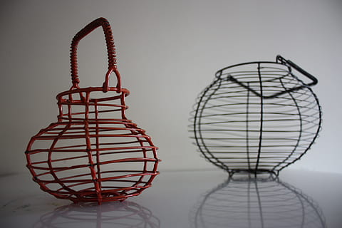 Eierkorb, Korb, Faden, Orange, Hintergrund, Dekoration, Ostern, Jahrgang, drinnen, Kunst und Handwerk, keine Leute, Nahansicht, Studioaufnahme, hängend, Muster, Fokus auf den Vordergrund, Kunst, Kreativität, Stillleben, einzelnes Objekt, Metall, Container, gestalten, Mann gemacht, Design, Menschen gemacht Objekt, 4K, CC0, gemeinfrei, lizenzfrei