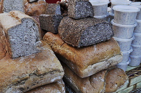 menjar, pa, aperitiu, menjar i beguda, cap gent, frescor, primer pla, vista d’angle alt, natura morta, pila, a l'interior, benestar, variació, elecció, gran grup d'objectes, dia, marró, al forn, alimentació saludable, llest per menjar, abundància, pa marró, 5K, CC0, domini públic, lliure de regalies