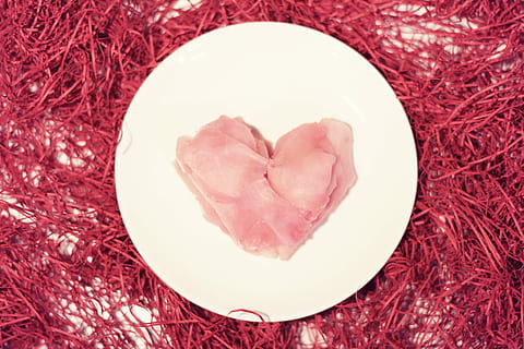 crua, carn, rodó, blanc, ceràmica, placa, carn crua, placa de ceràmica, forma del cor, vermell, amor, dia de Sant Valentí: vacances, romanç, color rosa, símbol, decoració, celebració, festa, regal, fons, tir de l'estudi, frescor, primer pla, planta, cap gent, a l'interior, directament a sobre, flor, pètal, bellesa a la natura, planta amb flors, vista d’angle alt, menjar i beguda, sol objecte, menjar, naturalesa, luxe, cap de flor, joia preciosa, 1080P, CC0, domini públic, lliure de regalies