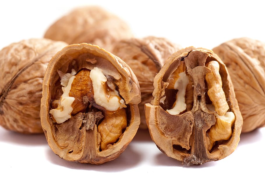nous, fruits secs, marró, primer pla, esquerdat, tallar, sec, primer pla extrem, menjar, menjar i beguda, frescor, fruita, alimentació saludable, horitzontal, naturalesa, cap gent, nou, closca de nou, obert, orgànic, fotografia, vaina de la planta, temporada, llavor, berenar, duresa, Color blanc, aïllat, aïllats en blanc, macro, blanc, planta, natural, estudi, primavera, tir de l'estudi, fons blanc, a l'interior, benestar, centrar-se en primer pla, menjar dolç, nou - aliments, aliments de cacauet, ametlla, mantega de cacauet, menjar vegetarià, 4K