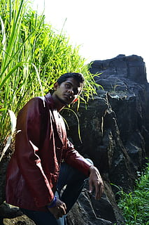 Junge, Pose, Mann, Jacke, Rock, T-Shirt, Jeans, jung, Mode, Design, Sri Lanka, kadugannwa, mawanella, Ceylon, Fotos, Lebensstile, eine Person, Freizeitbeschäftigung, junger Erwachsener, Rock - Objekt, echte Menschen, Natur, Pflanze, Dreiviertel Länge, Land, Legere Kleidung, Sitzung, solide, junge Männer, Tag, suchen, grüne Farbe, draußen, 1080P, CC0, gemeinfrei, lizenzfrei