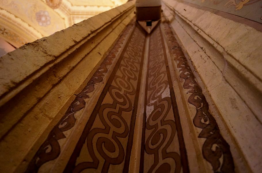 vln, architektura, pilíř, perspektivní, bazilika, kostel, chrám, dosednutí, starý, konstrukce, detail, roh, přeprava, nikdo, cestovat, den, uvnitř, design, vzor, celý rám, dřevo - materiál, nízký úhel pohledu, stavba, řemeslo, umění a řemesla, pozadí, tvořivost, hnědý, řezbářství - řemeslný výrobek, dřevo, budova, žehlička, strop, vyšperkovaný, přímo pod, střešní taška, 4K