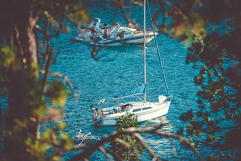 zwei, Weiß, Yachten, Karosserie, Wasser, Yacht, Gewässer, Wasserfahrzeug, Meer, Sommer-, Natur, Blau, Urlaube, Segelboot, draußen, Segeln, Reise, keine Leute, Tag, Transportmittel, Transport, Baum, Pflanze, festgemacht, Schönheit in der Natur, Seil, Land, selektiver Fokus, Ruhe, Fischerboot, 5K, CC0, gemeinfrei, lizenzfrei