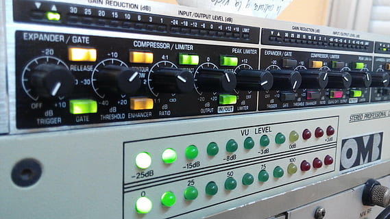 radio, amplificador, luces, controlar, panel de control, tecnología, de cerca, nadie, adentro, nudo, música, cambiar, comunicación, equipo, marcar, equipo de grabación de sonido, industria, enfoque selectivo, maquinaria, mezclador de sonido, en una fila, gran grupo de objetos, negocio, equipo eléctrico, 4K, CC0, dominio público, libre de derechos