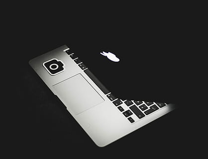 oben, Fotografie ansehen, MacBook, Profi, Hälfte, geöffnet, silbernes macbook, Laptop, Technik, Technologie, Apfel, dunkel, schwarz, Aufkleber, Kamera, Macbook Pro, Innere, Design, Schreibtisch, Desktop, Tapete, Computer, kabellose Technologie, drinnen, Nummer, schwarzer Hintergrund, Kommunikation, Studioaufnahme, keine Leute, Computerausrüstung, Nahansicht, Tabelle, Tastatur, ausgeschnitten, Verbindung, Computer Tastatur, schwarze Farbe, High Angle View, Stillleben, 4K, CC0, gemeinfrei, lizenzfrei
