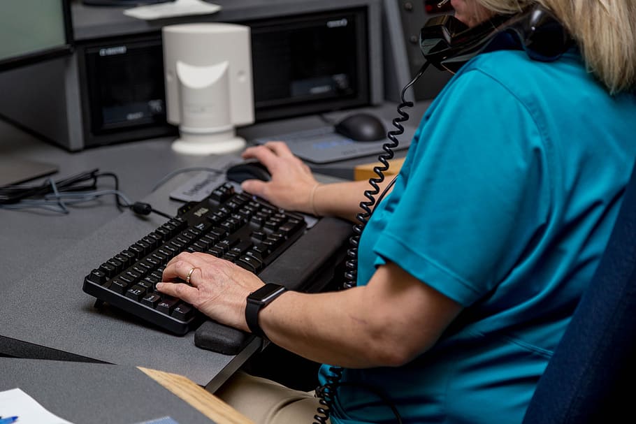 kvinde typing, tastatur, hører efter, telefon, computer, skrivebord, teknologi, computer, skrivebord, meddelelse, internet, pc, kontor, elektronisk, digital, forretning, telefonsvarer, desktop pc, computer tastatur, beskæftigelse, computerskærm, computerudstyr, voksen, sidder, arbejder, indendørs, møbel, bord, rigtige mennesker, midsection, Kvinder, bruger computer, maskinskrivning, 5K
