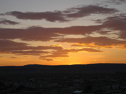 cel, posta de sol, núvols, naturalesa, sortida del sol, sol, llum solar, horitzó, a l'aire lliure, vespre, alba, temporada, vista, escènic, cloudscape, tranquil, medi ambient, teló de fons, paisatge urbà, cel dramàtic, silueta, cap gent, ciutat, arquitectura, núvol - cel, exterior de l'edifici, color taronja, estructura construïda, bellesa a la natura, barri residencial, escenics - natura, edifici, cel romàntic, 2K, CC0, domini públic, lliure de regalies
