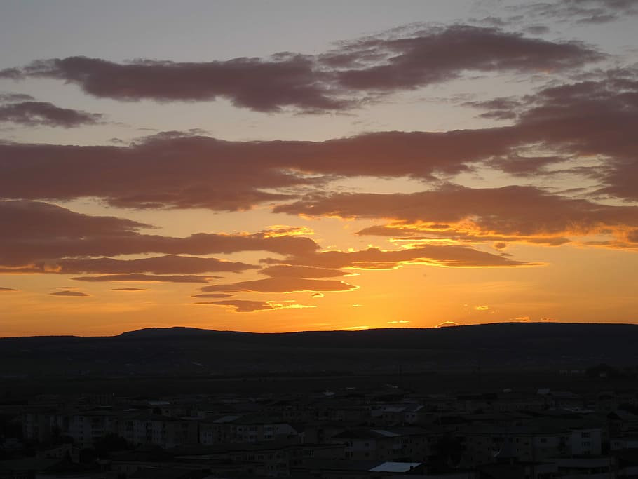 cel, posta de sol, núvols, naturalesa, sortida del sol, sol, llum solar, horitzó, a l'aire lliure, vespre, alba, temporada, vista, escènic, cloudscape, tranquil, medi ambient, teló de fons, paisatge urbà, cel dramàtic, silueta, cap gent, ciutat, arquitectura, núvol - cel, exterior de l'edifici, color taronja, estructura construïda, bellesa a la natura, barri residencial, escenics - natura, edifici, cel romàntic, 2K