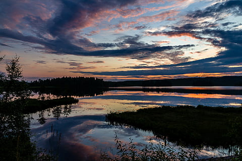 danau, beraneka warna, cloudformation, senja, matahari terbenam, fotografi, langit, awan, gelap, alam, pohon, tanaman, air, hijau, rumput, refleksi, awan - langit, pemandangan, adegan yang tenang, keindahan di alam, di luar rumah, scenics - alam, ketenangan, menanam, idilis, tidak ada orang, adegan non-urban, langit yang dramatis, warna oranye, bayangan hitam, danau refleksi, 5K