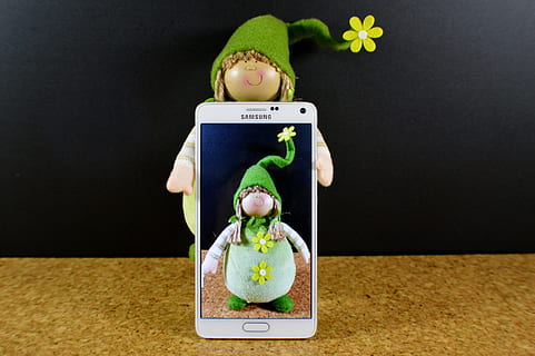 imp, verd, primavera, bonic, smartphone, verd, primavera, samsung, infància, vista frontal, una persona, una sola noia, gent, celebració, representació, a l'interior, representació humana, creativitat, menjar, joguina, fons negre, tir de l'estudi, humor, joguina de peluix, alimentació saludable, art i artesania, menjar i beguda, diversió, cap gent, frescor, natura morta, 2K, CC0, domini públic, lliure de regalies
