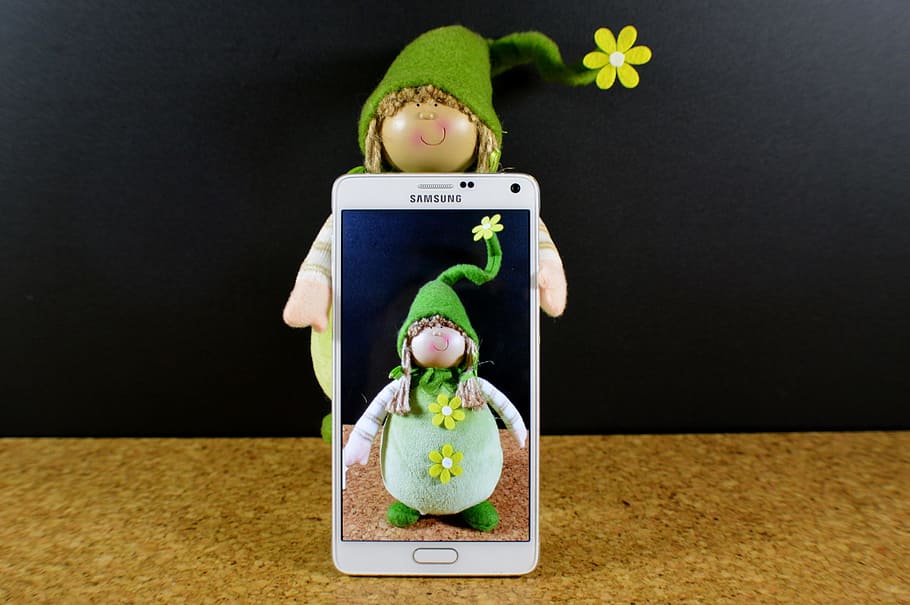 imp, verd, primavera, bonic, smartphone, verd, primavera, samsung, infància, vista frontal, una persona, una sola noia, gent, celebració, representació, a l'interior, representació humana, creativitat, menjar, joguina, fons negre, tir de l'estudi, humor, joguina de peluix, alimentació saludable, art i artesania, menjar i beguda, diversió, cap gent, frescor, natura morta, 2K