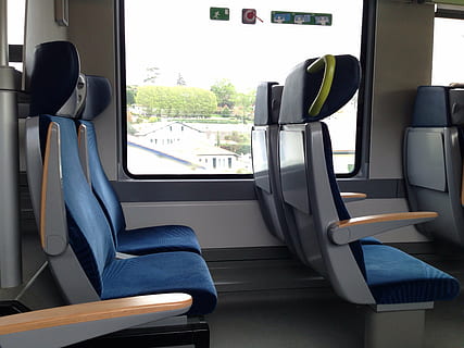 tren, seure, sortir, zugfahrt, viatjar, buit, sobre la marxa, passatgers, mitjans de transport públics, transport, finestra, seient del vehicle, vehicle terrestre, interior del vehicle, manera de transport, seient, transport públic, vidre - material, transparent, cap gent, transport per ferrocarril, tren - vehicle, absència, dia, a l'interior, autobús, 2K, CC0, domini públic, lliure de regalies