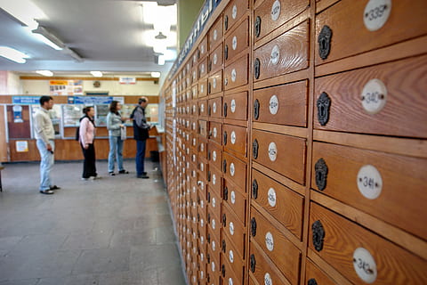 quattro, persona, in piedi, davanti, armadietto, dentro, camera, Russia, ufficio postale, inviare, interruttore, casella postale dell'ufficio postale, vecchio ufficio postale, in casa, sicurezza, cassetto, di fila, persone, concentrarsi sulle conoscenze acquisite, protezione, legno - materiale, adulto, uomini, assistenza sanitaria e medicina, ordine, occupazione, contenitore, attività commerciale, lunghezza intera, architettura, analizzare, cercare, guardare, vano portaoggetti, ricerca, 4K, CC0, dominio pubblico, privo di copyright