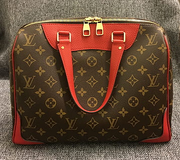 Handtasche, Tasche, Vuitton, Monogramm, rot, keine Leute, drinnen, Nahansicht, Tag, Koffer, Gepäck, Muster, einzelnes Objekt, Urlaub, Textil-, Stillleben, Reise, Leder, High Angle View, Lebensstile, Technologie, Emotion, 2K, CC0, gemeinfrei, lizenzfrei