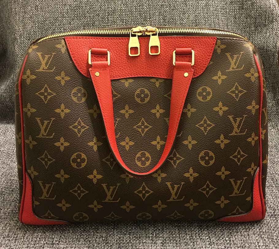 bossa de mà, bossa, vuitton, monograma, vermell, cap gent, a l'interior, primer pla, dia, maleta, equipatge, patró, sol objecte, festa, tèxtil, natura morta, viatjar, cuir, vista d’angle alt, estils de vida, tecnologia, emoció, 2K