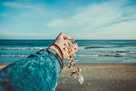 persona, lancio, conchiglie, riva del mare, selettivo, fotografia a fuoco, rilasciando, ciottoli, conchiglia, spiaggia, mano, acqua, oceano, sabbia, mare, litorale, manica, movimento, detenzione, blu, paesaggio marino, terra, orizzonte sull'acqua, parte del corpo umano, cielo, orizzonte, mano umana, una persona, natura, giorno, persone reali, parte del corpo, bellezza nella natura, nuvola - cielo, all'aperto, arto umano, dito, piede umano, 2K, CC0, dominio pubblico, privo di copyright