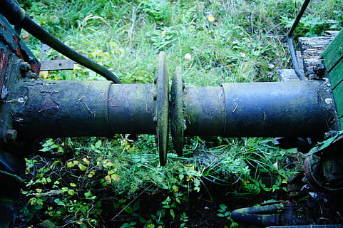 Eisenbahn, verrostet, Puffer, alt, Natur, Pflanze, Metall, Tag, keine Leute, Nahansicht, Land, Wachstum, grüne Farbe, draußen, Gras, Feld, rostig, Rohr - Rohr, Waffe, verlassen, Rohr, Sicherheit, Schutz, obsolet, Rad, 4K, CC0, gemeinfrei, lizenzfrei