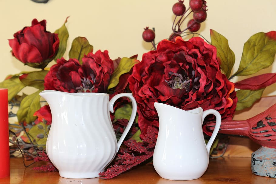 hvid, kande, creamer, køkkenudstyr, beholder, håndtere, ingen mennesker, mad og drikke, indendørs, rød, drikke, blomst, blomstrende plante, bord, Rose, rosenblomst, plante, skønhed i naturen, stilleben, tæt på, friskhed, kronblad, keramik, natur, kop, hvid farve, vase, tepotte, te kop, porcelæn, blomsterhoved, blomster arrangement, 5K