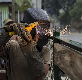 persona, portar, soldadura de màscares de soldadura, verd, estructura metàl·lica, construcció, treballador, soldadura, soldador, indústria, metall, militar, treball, construir, casc, màscara, feina, tasca, una persona, celebració, ocupació, dia, homes, protecció, aigua, guant de protecció, persones reals, adult, naturalesa, roba de treball protectora, habilitat, espurnes, a l'aire lliure, indústria del metall, cara oculta, 1080P, CC0, domini públic, lliure de regalies