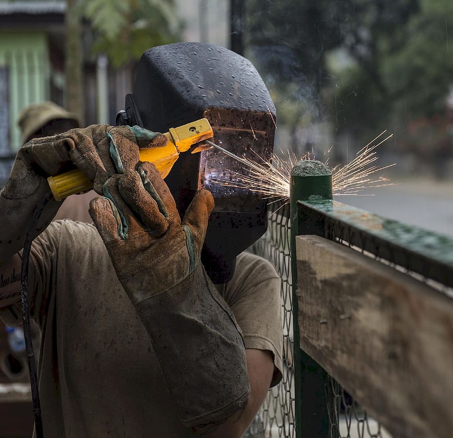 persona, portar, soldadura de màscares de soldadura, verd, estructura metàl·lica, construcció, treballador, soldadura, soldador, indústria, metall, militar, treball, construir, casc, màscara, feina, tasca, una persona, celebració, ocupació, dia, homes, protecció, aigua, guant de protecció, persones reals, adult, naturalesa, roba de treball protectora, habilitat, espurnes, a l'aire lliure, indústria del metall, cara oculta, 1080P