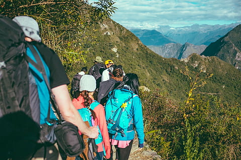 folk trekking, bjerg, dagtimerne, eventyr, skyer, udforskning, gruppe, vandrere, vandring, landskab, bjergkæde, bjerge, udendørs, mennesker, rejse, fritidsaktivitet, samvær, rygsæk, unge mænd, ung voksen, voksen, kun voksne, gruppe af mennesker, aktivitet, herrer, Kvinder, livsstil, rigtige mennesker, skønhed i naturen, natur, ferie, sport, 2K, CC0, offentligt domæne, royaltyfrie