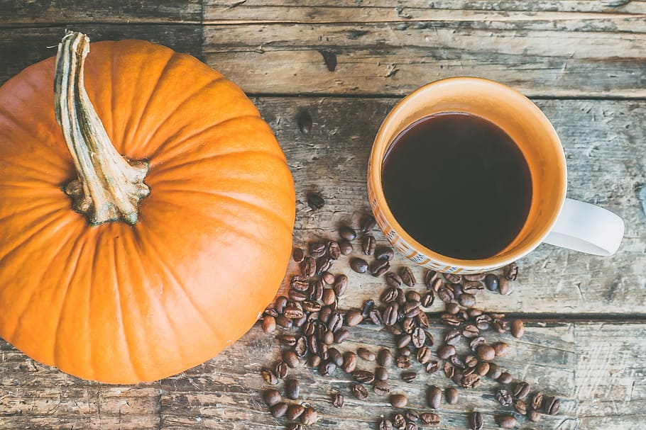 blanc, taronja, ceràmica, tassa, fons, mongetes, cafè negre, cafeïna, primer pla, cafè, grans de cafè, tassa de cafè, beguda de cafè, tassa de café, fosc, beure, verdures fresques, porcellana, carbassa, rústic, taula, acció de gràcies, fusta, menjar i beguda, menjar, frescor, directament a sobre, color taronja, material de fusta, refresc, natura morta, vista d’angle alt, tardor, cap gent, benestar, alimentació saludable, cafè - beguda, vaixella, tassa de te, 4K