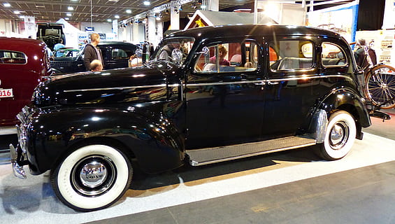 Messe, Ausstellung, Oldtimer, Auto, historisch, alte Autos, klassisch, Landfahrzeug, Transport, altmodisch, Retro-Stil, Transportmittel, Kraftfahrzeug, Stadt, Straße, die Architektur, Tag, zufällige Menschen, Reise, stationär, Automobilindustrie, Metall, draußen, Sonnenlicht, 4K, CC0, gemeinfrei, lizenzfrei
