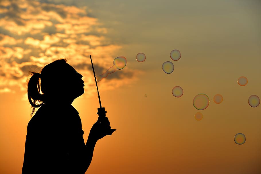 silueta de dona, fabricació, bombolles, posta de sol, silueta, sol, bombolles de bufat, bufat, dona, una persona, adult, de peu, gent, arma, una sola dona, només dones, naturalesa, cel, bombolla, celebració, núvol - cel, vareta de bombolles, tirada al cap, diversió, jugant, groc, activitat d'oci, color taronja, a l'aire lliure, retrat, dones, fragilitat, 5K