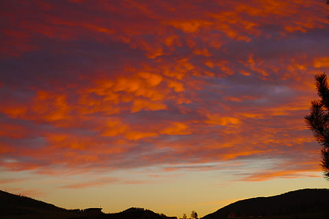 cielo, rosso, montagna, nuvole, tramonto, cielo rosso, umore, splendore, Morgenstimmung, Alba, mattina, cieli, romanza, natura, crepuscolo, paesaggio, all'aperto, Paesaggi, colore arancione, bellezza nella natura, nuvola - cielo, scenics - natura, silhouette, la tranquillità, scena tranquilla, nessuno, albero, cielo drammatico, idilliaco, pianta, Inquadratura dal basso, scena non urbana, catena montuosa, cielo romantico, 5K, CC0, dominio pubblico, privo di copyright