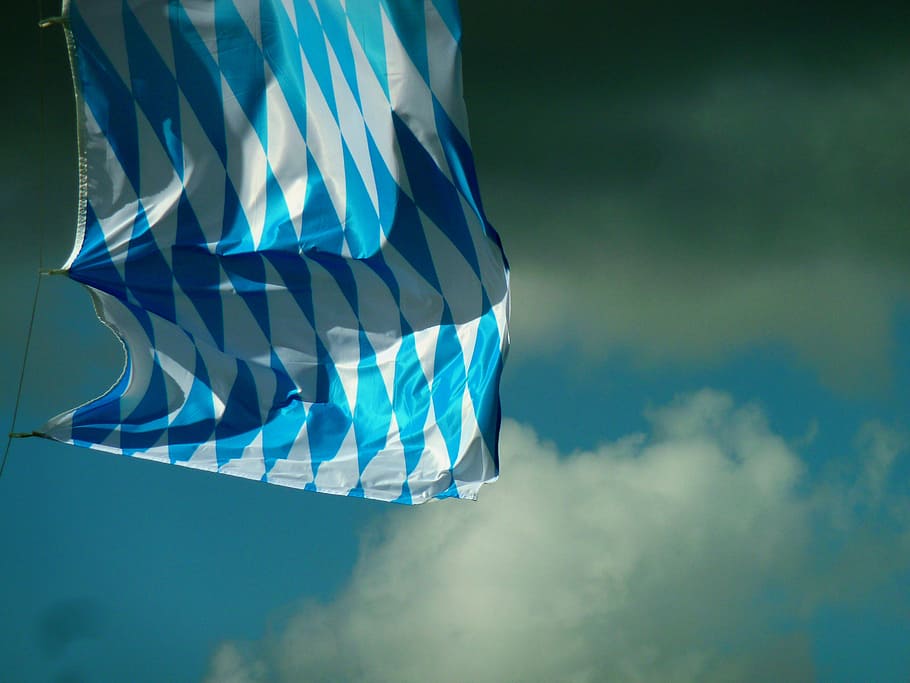 bandiera, blu, bianca, Baviera, svolazzare, blu bianco, bandiera bavarese, cielo, soffio, bianco blu, regioni, vento, riflessione, nuvola - cielo, all'aperto, nessuno, Inquadratura dal basso, natura, giorno, ambiente, luce del sole, modello, forma, forma a stella, a strisce, Colore bianco, patriottismo, sospeso, 2K