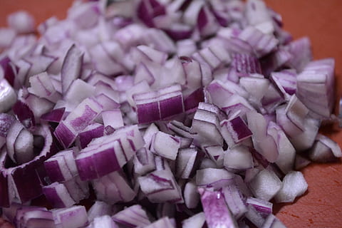 cibule, zaseknout, mleté ​​maso, jídlo, jídlo a pití, nachový, uvnitř, sekaný, detail, syrové potraviny, zeleniny, Zdravé stravování, blahobyt, plátek, svěžest, nikdo, velká skupina objektů, salát, stálý život, přísada, maso, celý rám, vegetariánské jídlo, 1080P, CC0, veřejná doména, bez autorských práv