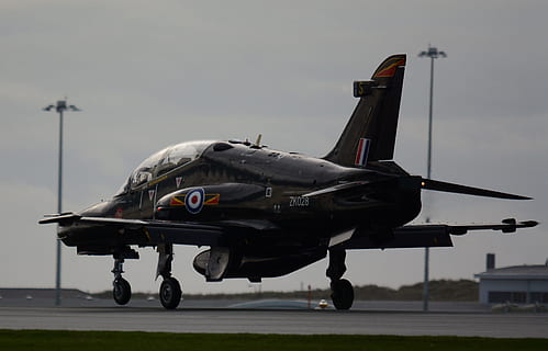 raf, høg, træner, Afgang, Jet, fly, flyveplads, flyvende, british, fighter, luftfartøj, transportform, transportmidler, militær, militære flyvemaskine, himmel, sidebillede, luftvåben, lufthavn, hær, kampfly, på farten, luftfartsindustrien, ingen mennesker, natur, dag, lufthavn bane, regering, aggression, 2K, CC0, offentligt domæne, royaltyfrie