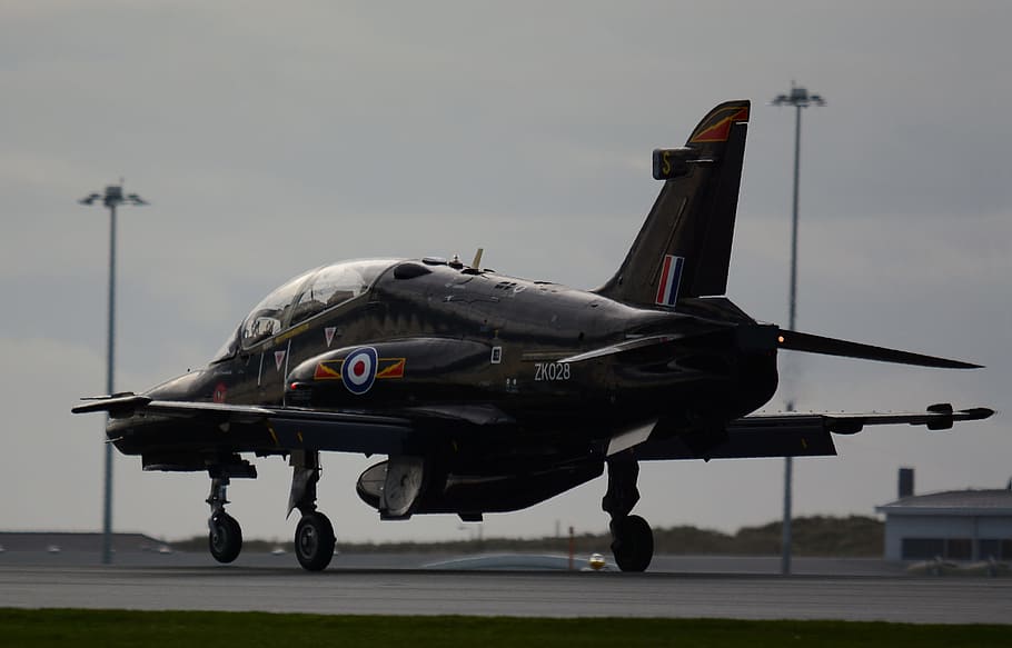raf, falcó, entrenador, treure, jet, avió, avions, camp d’avió, volant, britànic, lluitador, vehicle aeri, manera de transport, transport, militar, avió militar, cel, vista lateral, forces aeries, aeroport, exèrcit, avió de combat, en moviment, indústria aeroespacial, cap gent, naturalesa, dia, pista d’aeroport, govern, agressió, 2K