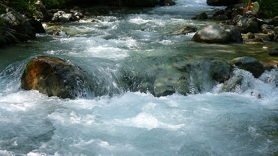 riu, cursos d'aigua, naturalesa, corrent, cascada, aigua, a l'aire lliure, rock - object, bosc, bellesa a la natura, moviment, rock, esport, aigua que flueix, escenics - natura, esport aquàtic, poder, mar, poder a la natura, surf, exposició llarga, sòlid, que flueix, moviment borrós, trencament, 4K, CC0, domini públic, lliure de regalies