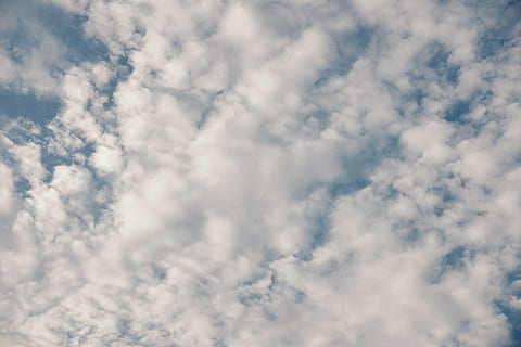 cel senzill, simple, cel, naturalesa, blau, temps, dia, aire, fons, núvol - cel, a l'aire lliure, blanc, clima, núvol de cúmuls, cloudscape, núvol, estiu, espai, estratosfera, meteorologia, esponjós, escenics, bellesa a la natura, vista d’angle baix, marc complet, escenics - natura, tranquil·litat, escena tranquil·la, cap gent, Color blanc, idíl·lic, suavitat, a dalt, 4K, CC0, domini públic, lliure de regalies