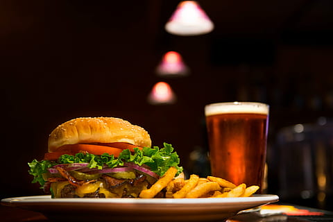 selektiv, fokusere madfotografering, burger, pommes frites, hvid, keramisk, plade, drikkevarer, madfotografering, keramisk plade, mad, hamburger, øl - alkohol, kød, fastfood, pub mad, måltid, tag mad ud, mad og drikke, cheeseburger, pub, bøf, alkohol, grillet, mørk, gourmet, ingen mennesker, salat, frokost, usund spisning, aftensmad, bord, bolle, selektiv fokusering, restaurant, sandwich, indendørs, drikke, klar til at spise, grill, farvebillede, brød, fokus på forgrunden, tæt på, friskhed, grøntsag, forfriskning, øl, drikkeglas, forberedt kartoffel, ost, glas, ølglas, snack, 5K, CC0, offentligt domæne, royaltyfrie
