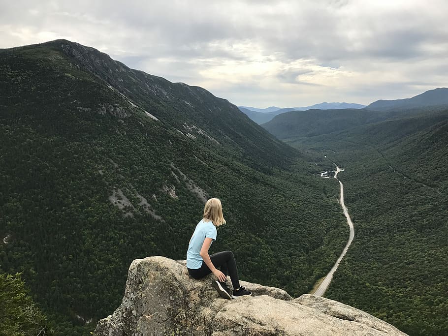 mein Engel, Frau, Sitzung, Cliff, Wandern, Natur, erkunden, Landschaft, Berg, Reise, Rock, Tal, Grün, Straße, Wald, oben, Erkundung, Mädchen, Freizeitbeschäftigung, Schönheit in der Natur, eine Person, Szenen - Natur, echte Menschen, Lebensstile, Gebirge, wolke - himmel, Himmel, Legere Kleidung, Rock - Objekt, Umgebung, Ruhe, Tag, Blick auf Ansicht, draußen, 4K