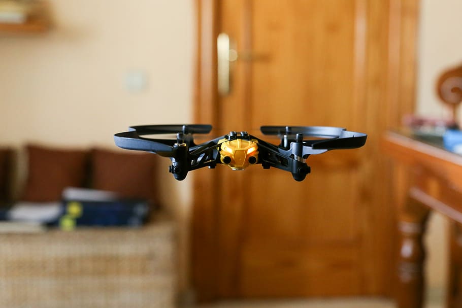 selectiu, focalitzar la fotografia, drones, petit, quadcopter, joguina, remot, mà, treure, negre, tecnologia, controlat, volar, seguretat, avions, robot, hèlix, a casa, volar a casa, blanc, jugar, vehicle, sense fils, motor, quatre, bateria, a l'interior, interior de casa, material de fusta, cap gent, habitació domèstica, centrar-se en primer pla, primer pla, dia, aixeta, gestionar, bicicleta, enfocament selectiu, casa, metall, transport, moviment, cuina domèstica, cuina, mobles, acer, 4K