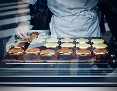 person, hvid, forklæde bagning fladbrød, iført, dragt bakker pandekager, bagning, pandekage, vindue, morgenmad, bage, en person, mad og drikke, indendørs, midsection, beskæftigelse, forberedelse, mad, bedrift, rigtige mennesker, stående, forretning, kok, husholdningsudstyr, køkken, køkkenredskaber, sødt mad, fokus på forgrunden, friskhed, kommercielt køkken, forbereder mad, bagepapir, 4K, CC0, offentligt domæne, royaltyfrie