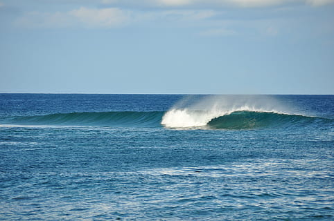 ola, surfear, playa, activo, navegar, playa, mar, horizonte sobre el agua, naturaleza, nadie, agua, horizonte, movimiento, belleza en la naturaleza, cielo, paisajes - naturaleza, frente al mar, día, poder, poder en la naturaleza, salpicaduras, deporte, deporte acuático, al aire libre, rotura, marina, 4K, CC0, dominio público, libre de derechos