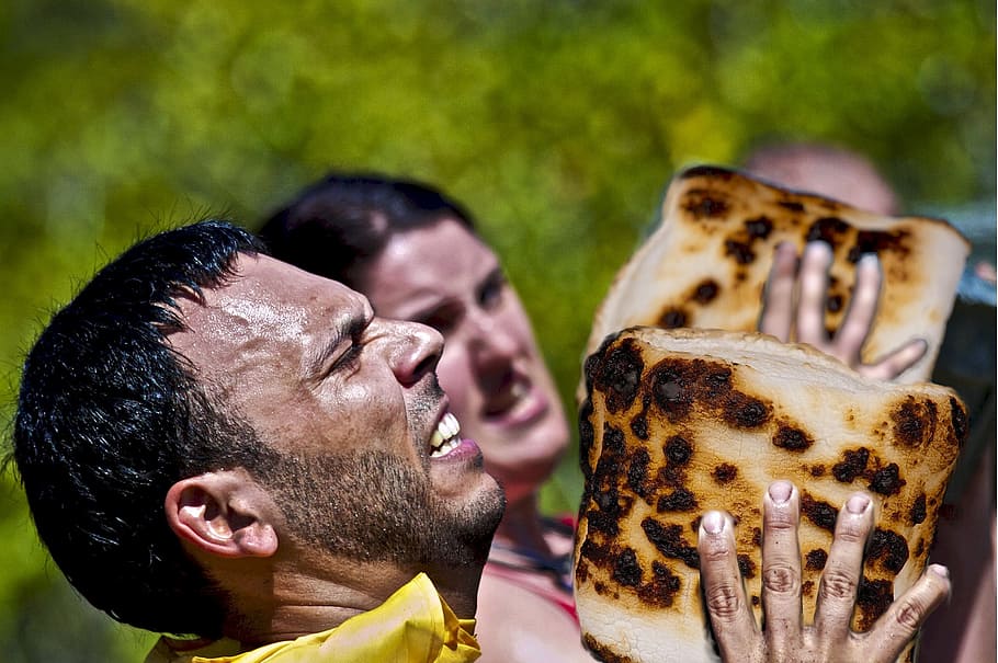 marshmallows, gigante, arrostito, sollevato, compito, Caricamento in corso, dolce, cibo, lavoro, cucinato, fantasia, montaggio, cibo e bevande, colpo alla testa, uomini, concentrarsi sulle conoscenze acquisite, adulto, solidarieta, persone, giovane adulto, maschi, ritratto, giovani uomini, emozione, amore, emozione positiva, sorridente, parte del corpo umano, avvicinamento, detenzione, 1080P