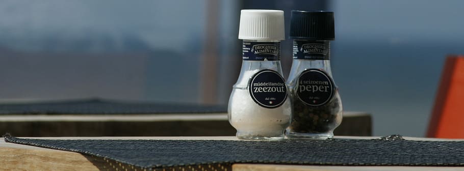 sal, pebre, esparcidor, cap gent, primer pla, centrar-se en primer pla, dia, aigua, a l'interior, menjar i beguda, taula, menjar, contenidor, sal - condiment, a l'aire lliure, mar, tecnologia, naturalesa, bellesa, arquitectura, beure, text, Saler, 2K