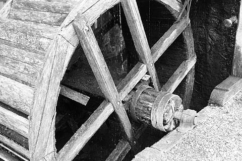 moinho, roda de moinho, velho, desgastado, Preto e branco, moinho de água, madeira - material, ninguém, dia, arquitetura, transporte, roda, ao ar livre, estrutura construída, roda d'água, metal, indústria, natureza, azenha, visão de alto ângulo, obsoleto, madeira, fechar-se, abandonado, roda de vagão, 4K, CC0, domínio público, royalty free