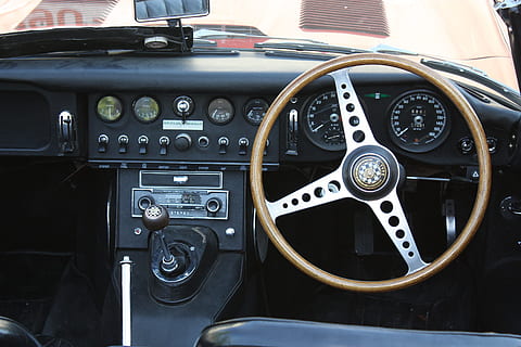 e type, jaguar, oldtimer, klassisk, gammel, luksus, køretøjer, england, sjældenhed, to sæder, automobil, dyrt, sportsvogn, vintage bil bil, rat, transportform, luftfartøj, fly, kontrolpanel, instrumentbræt, transportmidler, køretøj interiør, cockpit, kontrollere, bil, speedometer, land køretøj, motor køretøj, Målestok, ingen mennesker, dag, rejse, tæt på, luftfartsindustrien, trykknap, hjul, 4K, CC0, offentligt domæne, royaltyfrie