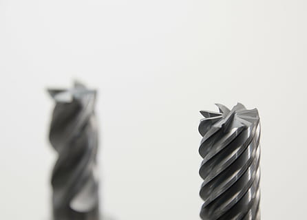 punta grigia, trapano, fresatura, fresatrice, perforazione, strumento, metallo, lavorazione dei metalli, industria, cnc, turno, macchina, macchina cnc, produzione, tornio, zerspahnen, costruzione di metallo, testa di perforazione, Ingenieurwesen, arrotondamento, meccanica, tecnologia, Zerspanung, girato in studio, sfondo bianco, avvicinamento, in casa, copia spazio, nessuno, messa a fuoco selettiva, natura morta, carta, concentrarsi sulle conoscenze acquisite, pila, due oggetti, singolo oggetto, attività commerciale, tre oggetti, ricchezza, di fila, sicurezza, 4K, CC0, dominio pubblico, privo di copyright