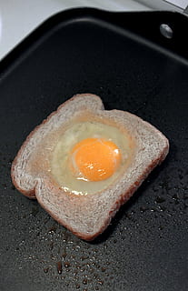 Eier, Frühstück, Brot, gebraten, köstlich, gekocht, lecker, Toast, Gericht, Kochen, Portion, Lebensmittel, Sandwich, Morgen, Teller, Essen und Trinken, Ei, Eigelb, schwenken, Spiegelei, gesundes Essen, drinnen, Bratpfanne, Frische, Wohlbefinden, keine Leute, Küchenutensilien, Nahansicht, fertig für den Verzehr, High Angle View, Vorbereitung, Essen vorbereiten, Pfanne, Mahlzeit, Sonnenseite nach oben, 4K, CC0, gemeinfrei, lizenzfrei
